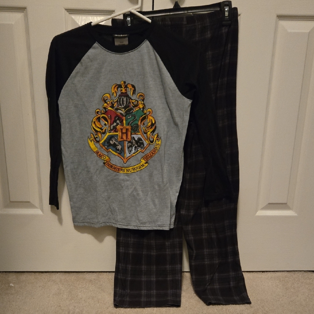 Hogwarts Crest Kids Long-Sleeve Pajama Set - Gray and Black